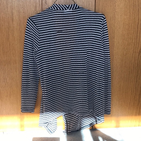 Ladies lightweight cardigan. Size large. - Picture 2 of 4